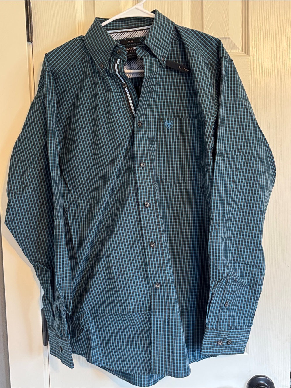 New with tags Men’s size Medium Ariat Pro series fitted button down rodeo shirt.